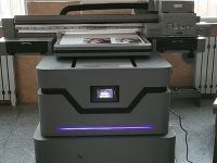 【內蒙古】職業(yè)學校安裝6090小型uv平板機 后期還有寫真機