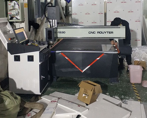 超星金屬鋁板雕刻機(jī)應(yīng)用廣 廣告字加工廠買了一臺(tái)又一臺(tái)