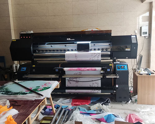 衡陽(yáng)樊總對(duì)煥圖旗幟寫真機(jī)情有獨(dú)鐘 撤掉舊機(jī)又上臺(tái)新的