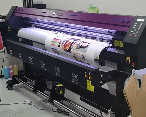 湘潭廣告店劉總專門(mén)為煥圖而來(lái) 當(dāng)天順利簽購(gòu)戶內(nèi)寫(xiě)真機(jī)