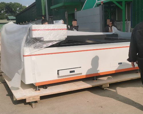 【專車送達(dá)】登騰一臺激光雕刻機送往1000多方廣告加工廠