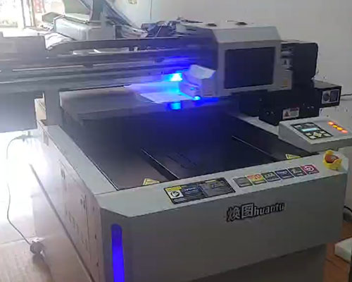 某廣告店為擴(kuò)大業(yè)務(wù)范圍 低成本投入煥圖小型uv平板機(jī)