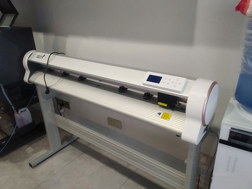 自動巡邊刻字機