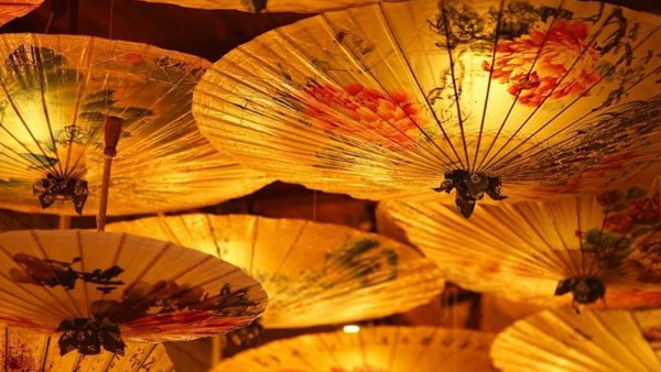 色彩鮮艷閃亮驚人 煥圖熒光旗幟機(jī)在油紙傘領(lǐng)域創(chuàng)新熒光效果2.jpg