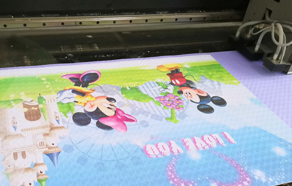 為用戶提升生產(chǎn)率 煥圖瑜伽墊uv導(dǎo)帶機比uv平板機速度快3倍.jpg