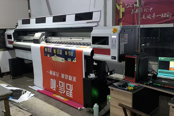 提升品質(zhì)與細(xì)節(jié) 煥圖3.2米uv寫真機為窗簾生產(chǎn)廠高清打印1.jpg