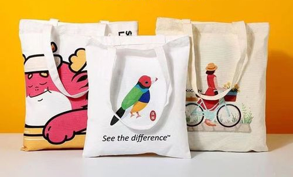 煥圖環(huán)保袋UV印布機告別傳統(tǒng)燙化 實現(xiàn)高速高質(zhì)量生產(chǎn)1.jpg